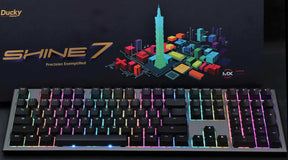 Billentyűzet Ducky Shine 7 Gunmetal MX Blue RGB LED Angol (US) Fekete/Szürke + ajándék tartó